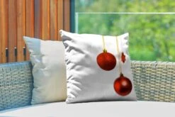 Coussins D'extérieur - Jardin - Une Paire De Boules De Noël Rouges Avec Une étoile De Noël Rouge - 45x45 Cm -Jingle Bells Boutique 1200x800 1624