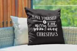 Coussins D'extérieur - Jardin - Citation De Noël Passez Un Joyeux Petit Noël Sur Fond Noir - 60x60 Cm -Jingle Bells Boutique 1200x800 1628