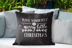 Coussins D'extérieur - Jardin - Citation De Noël Passez Un Joyeux Petit Noël Sur Fond Noir - 60x60 Cm -Jingle Bells Boutique 1200x800 1629