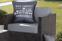 Coussins D'extérieur - Jardin - Citation De Noël Passez Un Joyeux Petit Noël Sur Fond Noir - 60x60 Cm -Jingle Bells Boutique 1200x800 1630
