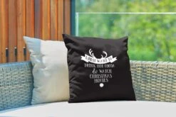 Coussins D'extérieur - Jardin - Citation De Noël Je Veux Juste Boire Un Chocolat Chaud Avec Un Fond Noir - 40x40 Cm -Jingle Bells Boutique 1200x800 1632