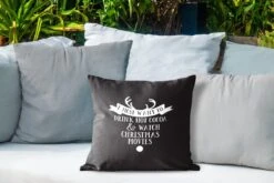 Coussins D'extérieur - Jardin - Citation De Noël Je Veux Juste Boire Un Chocolat Chaud Avec Un Fond Noir - 40x40 Cm -Jingle Bells Boutique 1200x800 1633
