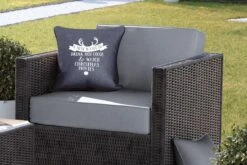 Coussins D'extérieur - Jardin - Citation De Noël Je Veux Juste Boire Un Chocolat Chaud Avec Un Fond Noir - 40x40 Cm -Jingle Bells Boutique 1200x800 1634