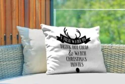 Coussins D'extérieur - Jardin - Citation De Noël Je Veux Juste Boire Un Chocolat Chaud Sur Fond Blanc - 60x40 Cm -Jingle Bells Boutique 1200x800 1646