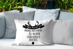 Coussins D'extérieur - Jardin - Citation De Noël Je Veux Juste Boire Un Chocolat Chaud Sur Fond Blanc - 60x40 Cm -Jingle Bells Boutique 1200x800 1647