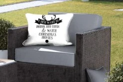 Coussins D'extérieur - Jardin - Citation De Noël Je Veux Juste Boire Un Chocolat Chaud Sur Fond Blanc - 60x40 Cm -Jingle Bells Boutique 1200x800 1648