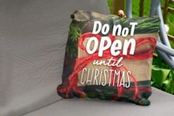Coussins D'extérieur - Jardin - Citation Pour La Maison à Noël 'Ne Pas Ouvrir Avant Noël' Sur Fond Avec Un Cadeau - 60x60 Cm -Jingle Bells Boutique 1200x800 1657