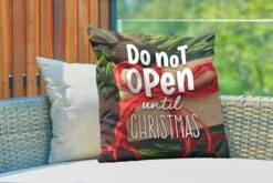 Coussins D'extérieur - Jardin - Citation Pour La Maison à Noël 'Ne Pas Ouvrir Avant Noël' Sur Fond Avec Un Cadeau - 60x60 Cm -Jingle Bells Boutique 1200x800 1658