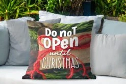Coussins D'extérieur - Jardin - Citation Pour La Maison à Noël 'Ne Pas Ouvrir Avant Noël' Sur Fond Avec Un Cadeau - 60x60 Cm -Jingle Bells Boutique 1200x800 1659