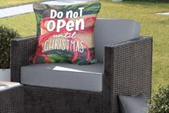 Coussins D'extérieur - Jardin - Citation Pour La Maison à Noël 'Ne Pas Ouvrir Avant Noël' Sur Fond Avec Un Cadeau - 60x60 Cm -Jingle Bells Boutique 1200x800 1660