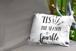 Coussins D'extérieur - Jardin - Citation De Noël C'est La Saison De Scintiller Sur Fond Blanc - 60x40 Cm -Jingle Bells Boutique 1200x800 1670