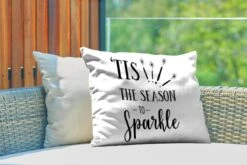Coussins D'extérieur - Jardin - Citation De Noël C'est La Saison De Scintiller Sur Fond Blanc - 60x40 Cm -Jingle Bells Boutique 1200x800 1671