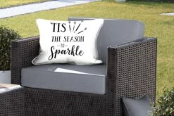 Coussins D'extérieur - Jardin - Citation De Noël C'est La Saison De Scintiller Sur Fond Blanc - 60x40 Cm -Jingle Bells Boutique 1200x800 1673