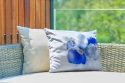 Coussins D'extérieur - Jardin - Un Ensemble De Boules De Noël Bleues Et Argentées Sont Dans La Neige - 50x30 Cm -Jingle Bells Boutique 1200x800 1696