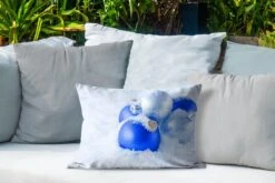 Coussins D'extérieur - Jardin - Un Ensemble De Boules De Noël Bleues Et Argentées Sont Dans La Neige - 50x30 Cm -Jingle Bells Boutique 1200x800 1697