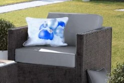 Coussins D'extérieur - Jardin - Un Ensemble De Boules De Noël Bleues Et Argentées Sont Dans La Neige - 50x30 Cm -Jingle Bells Boutique 1200x800 1698