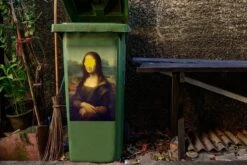 Autocollant De Conteneur Vieux MaîtresIllustrations De Noël - Mona Lina Du Vieux Maître Leonardo De Vinci Avec Une Goutte De Peinture Jaune -Jingle Bells Boutique 1200x800 1707