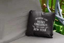Coussins D'extérieur - Jardin - Citation De Noël Je Vous Souhaite Un Joyeux Noël Sur Fond Noir - 40x40 Cm 8 Coussins D'extérieur - Jardin - Citation De Noël Je Vous Souhaite Un Joyeux Noël Sur Fond Noir - 40x40 Cm -Jingle Bells Boutique 1200x800 1713