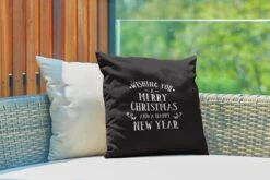 Coussins D'extérieur - Jardin - Citation De Noël Je Vous Souhaite Un Joyeux Noël Sur Fond Noir - 40x40 Cm 9 Coussins D'extérieur - Jardin - Citation De Noël Je Vous Souhaite Un Joyeux Noël Sur Fond Noir - 40x40 Cm -Jingle Bells Boutique 1200x800 1714