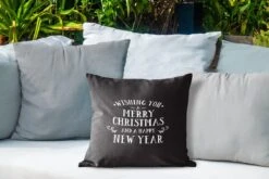 Coussins D'extérieur - Jardin - Citation De Noël Je Vous Souhaite Un Joyeux Noël Sur Fond Noir - 40x40 Cm 10 Coussins D'extérieur - Jardin - Citation De Noël Je Vous Souhaite Un Joyeux Noël Sur Fond Noir - 40x40 Cm -Jingle Bells Boutique 1200x800 1715