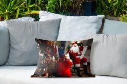 Coussins D'extérieur - Jardin - Père Noël Assis Sur Une Chaise Avec Sac Plein De Cadeaux - 50x30 Cm -Jingle Bells Boutique 1200x800 1719