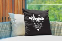 Coussins D'extérieur - Jardin - Citation De Noël Je Veux Juste Boire Un Chocolat Chaud Avec Un Fond Noir - 50x50 Cm -Jingle Bells Boutique 1200x800 1728