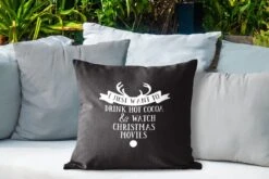 Coussins D'extérieur - Jardin - Citation De Noël Je Veux Juste Boire Un Chocolat Chaud Avec Un Fond Noir - 50x50 Cm -Jingle Bells Boutique 1200x800 1729
