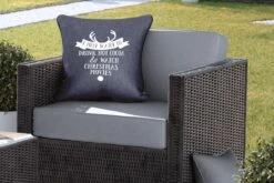 Coussins D'extérieur - Jardin - Citation De Noël Je Veux Juste Boire Un Chocolat Chaud Avec Un Fond Noir - 50x50 Cm -Jingle Bells Boutique 1200x800 1730