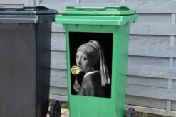 Autocollant De Conteneur Vieux MaîtresIllustrations De Noël - Fille Avec Une Boucle D'oreille En Perle Par Le Vieux Maître Johannes Vermeer En Noir Et Blanc Avec Sucette Dorée -Jingle Bells Boutique 1200x800 1733