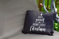 Coussins D'extérieur - Jardin - Citation Noël Passez Un Joyeux Petit Noël Sur Fond Noir - 60x40 Cm -Jingle Bells Boutique 1200x800 1736
