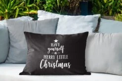 Coussins D'extérieur - Jardin - Citation Noël Passez Un Joyeux Petit Noël Sur Fond Noir - 60x40 Cm -Jingle Bells Boutique 1200x800 1738