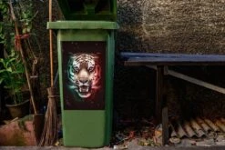 Sticker Conteneur TigreIllustrations De Noël - Tigre Avec Des Couleurs à L'envers Sur Un Fond Noir -Jingle Bells Boutique 1200x800 1748