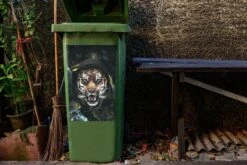 Sticker Conteneur TigreIllustrations De Noël - Tigre Avec Une Capuche Entre Les Fleurs Bleues -Jingle Bells Boutique 1200x800 1753