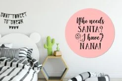 Citation De Noël Qui A Besoin Du Père Noël? J'ai Nana! Sur Fond Rose Sticker Mural Cercle Mural - ⌀ 140 Cm - Peinture Ronde - Cercle Papier Peint - Cercle Mural - Cercle Vivant - Autocollant & Découpe Ronde -Jingle Bells Boutique 1200x800 176