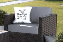 Coussins D'extérieur - Jardin - Citation De Noël C'est La Plus Belle Période De L'année Sur Fond Blanc - 40x40 Cm 11 Coussins D'extérieur - Jardin - Citation De Noël C'est La Plus Belle Période De L'année Sur Fond Blanc - 40x40 Cm -Jingle Bells Boutique 1200x800 1761