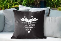 Coussins D'extérieur - Jardin - Citation De Noël Je Veux Juste Boire Un Chocolat Chaud Avec Un Fond Noir - 60x60 Cm 10 Coussins D'extérieur - Jardin - Citation De Noël Je Veux Juste Boire Un Chocolat Chaud Avec Un Fond Noir - 60x60 Cm -Jingle Bells Boutique 1200x800 1764