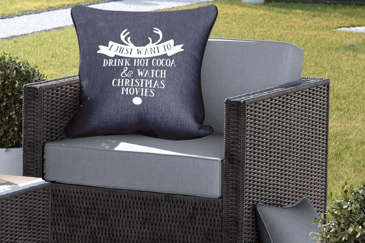 Coussins D'extérieur - Jardin - Citation De Noël Je Veux Juste Boire Un Chocolat Chaud Avec Un Fond Noir - 60x60 Cm 7 Coussins D'extérieur - Jardin - Citation De Noël Je Veux Juste Boire Un Chocolat Chaud Avec Un Fond Noir - 60x60 Cm – Image 5
