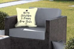 Coussins D'extérieur - Jardin - Citation De Noël Joyeux New & Happy Année Sur Fond Jaune - 40x40 Cm -Jingle Bells Boutique 1200x800 1769