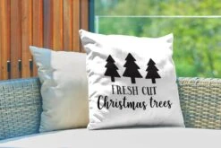 Coussins D'extérieur - Jardin - Citation Arbres De Noël Fraîchement Coupés Sur Fond Blanc - 50x50 Cm -Jingle Bells Boutique 1200x800 1771