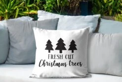 Coussins D'extérieur - Jardin - Citation Arbres De Noël Fraîchement Coupés Sur Fond Blanc - 50x50 Cm -Jingle Bells Boutique 1200x800 1772