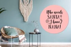 Citation De Noël Qui A Besoin Du Père Noël? J'ai Nana! Sur Fond Rose Sticker Mural Cercle Mural - ⌀ 140 Cm - Peinture Ronde - Cercle Papier Peint - Cercle Mural - Cercle Vivant - Autocollant & Découpe Ronde -Jingle Bells Boutique 1200x800 179