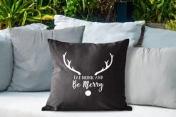 Coussins D'extérieur - Jardin - Citation Mangez, Buvez Et Soyez Joyeux Noël Décoration Murale Blanc Sur Noir - 50x50 Cm 10 Coussins D'extérieur - Jardin - Citation Mangez, Buvez Et Soyez Joyeux Noël Décoration Murale Blanc Sur Noir - 50x50 Cm -Jingle Bells Boutique 1200x800 1796