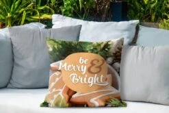Coussins D'extérieur - Jardin - Citation Pour La Maison Pendant Noël 'Soyez Joyeux Et Lumineux' Sur Un Fond Avec Des Biscuits De Noël - 50x50 Cm 10 Coussins D'extérieur - Jardin - Citation Pour La Maison Pendant Noël 'Soyez Joyeux Et Lumineux' Sur Un Fond Avec Des Biscuits De Noël - 50x50 Cm -Jingle Bells Boutique 1200x800 1800