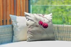 Coussins D'extérieur - Jardin - Gros Plan De Boules De Noël Colorées Lors D'une Journée Glaciale - 45x45 Cm -Jingle Bells Boutique 1200x800 1819