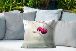 Coussins D'extérieur - Jardin - Gros Plan De Boules De Noël Colorées Lors D'une Journée Glaciale - 45x45 Cm -Jingle Bells Boutique 1200x800 1820