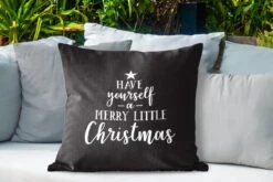 Coussins D'extérieur - Jardin - Citation Noël Passez Un Joyeux Petit Noël Avec Un Fond Noir - 60x60 Cm -Jingle Bells Boutique 1200x800 1832
