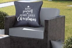 Coussins D'extérieur - Jardin - Citation Noël Passez Un Joyeux Petit Noël Avec Un Fond Noir - 60x60 Cm -Jingle Bells Boutique 1200x800 1833