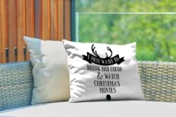 Coussins D'extérieur - Jardin - Citation De Noël Je Veux Juste Boire Un Chocolat Chaud Sur Fond Blanc - 50x30 Cm 9 Coussins D'extérieur - Jardin - Citation De Noël Je Veux Juste Boire Un Chocolat Chaud Sur Fond Blanc - 50x30 Cm -Jingle Bells Boutique 1200x800 1835
