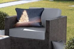 Coussins D'extérieur - Jardin - Un Sapin De Noël Illuminé La Nuit - 60x40 Cm -Jingle Bells Boutique 1200x800 1841