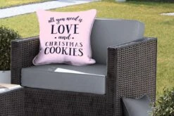 Coussins D'extérieur - Jardin - Citation All You Need Is Love And Christmas Cookies Décoration De Noël Rose Pastel - 50x50 Cm 11 Coussins D'extérieur - Jardin - Citation All You Need Is Love And Christmas Cookies Décoration De Noël Rose Pastel - 50x50 Cm -Jingle Bells Boutique 1200x800 1845
